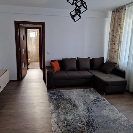 Downtown Apartment Ramnicu Valcea Exterior foto