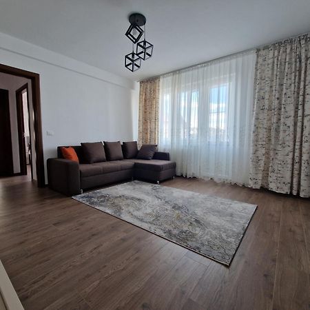Downtown Apartment Ramnicu Valcea Exterior foto