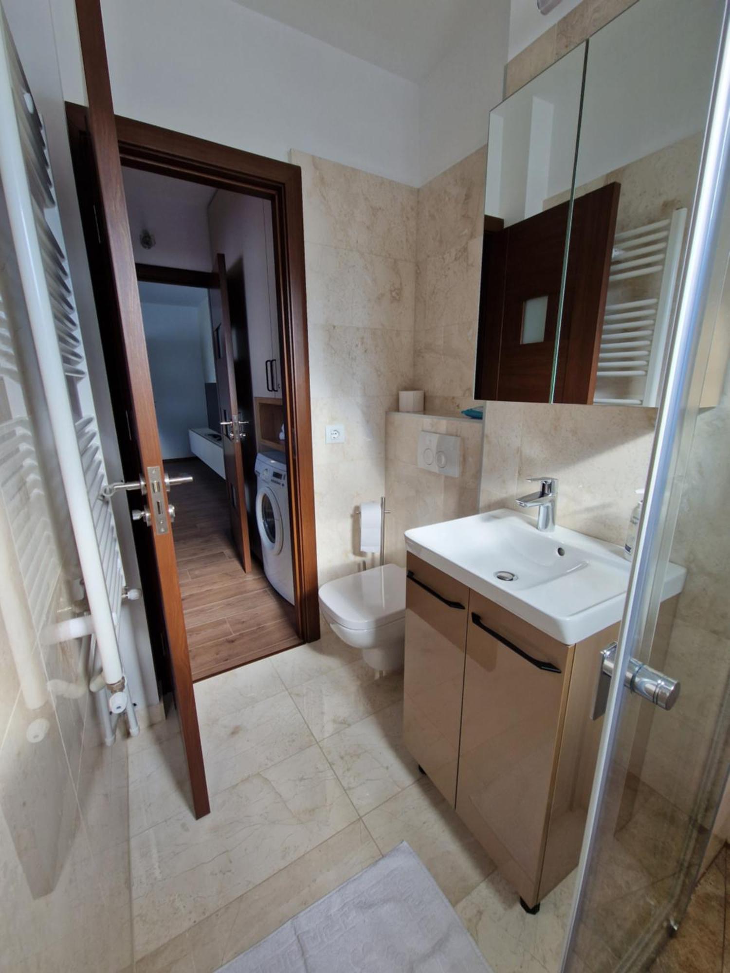 Downtown Apartment Ramnicu Valcea Exterior foto